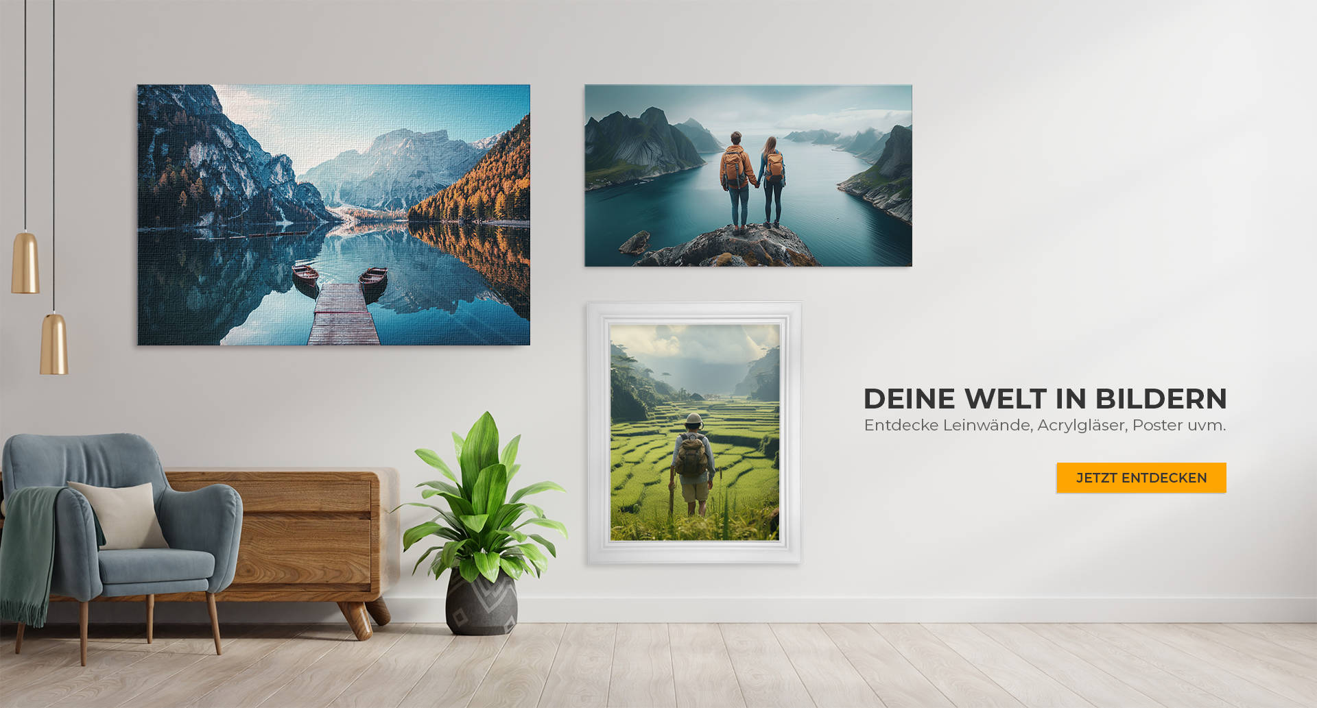 Wand mit Bildern und Möbeln mit Schriftzug Deine Welt in Bildern